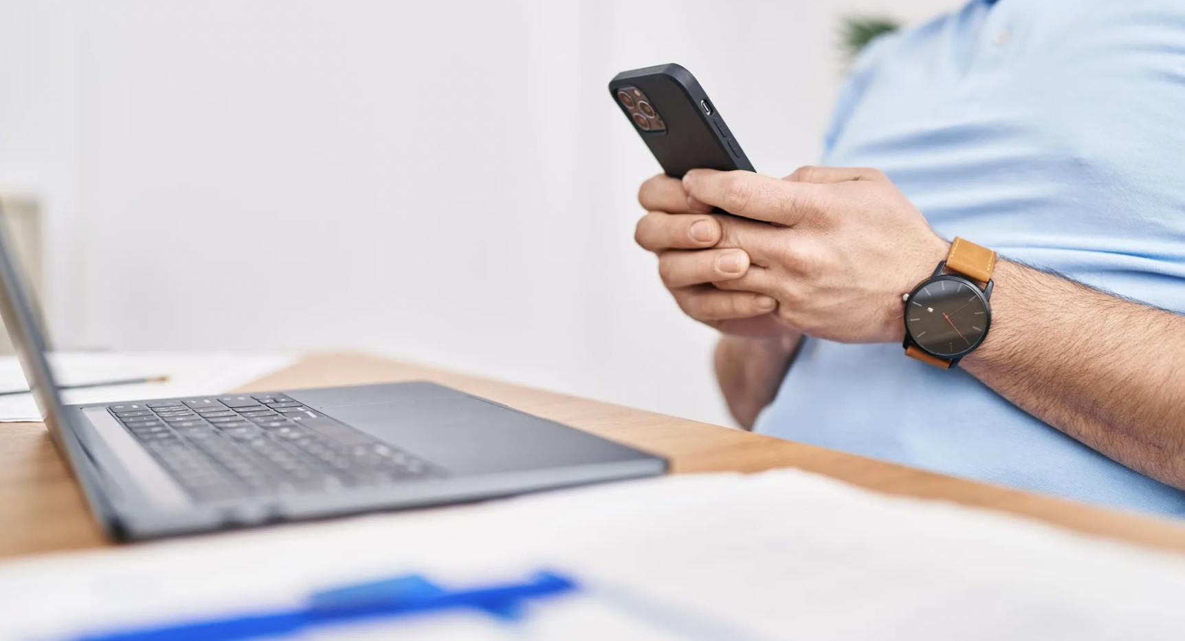 il répond vite puis disparaît comportement message