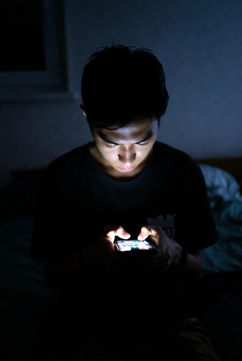 il répond tard le soir téléphone nuit conversation