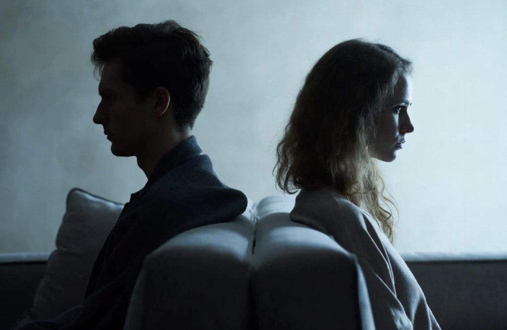 Couple en distance émotionnelle – signe courant de changement de comportement en relation