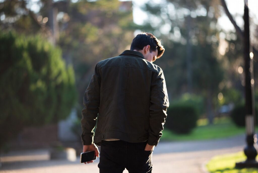 il s’éloigne progressivement relation message distance