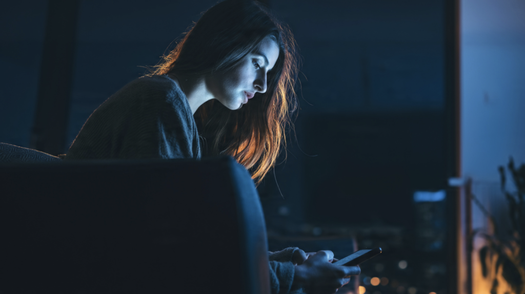 réactions qui font fuir quelqu’un de distant femme qui regarde seule son téléphone